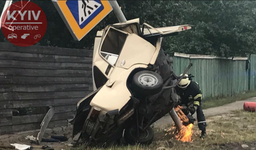 Жахлива ДТП під Києвом: водій загинув, намагаючись уникнути трагедії