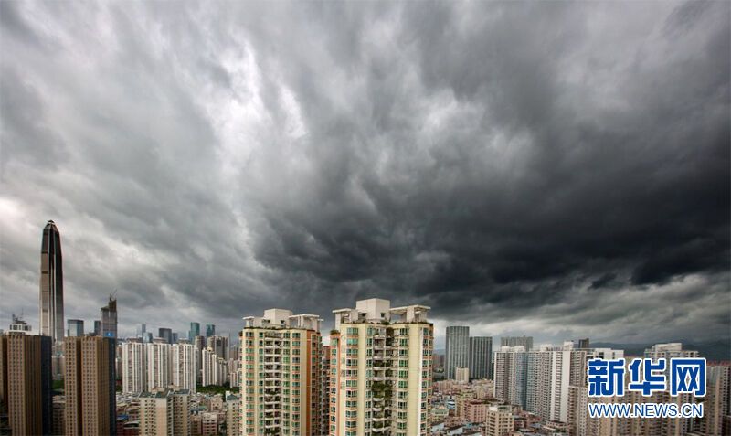 Евакуювали тисячі осіб: на Китай обрушився потужний тайфун