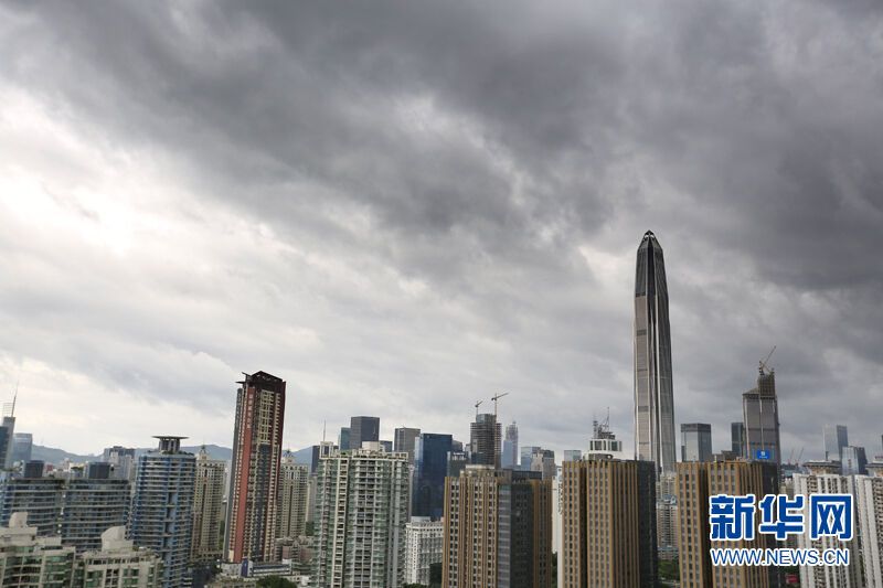 Евакуювали тисячі осіб: на Китай обрушився потужний тайфун