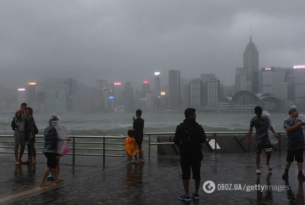 Эвакуировали тысячи человек: на Китай обрушился мощный тайфун