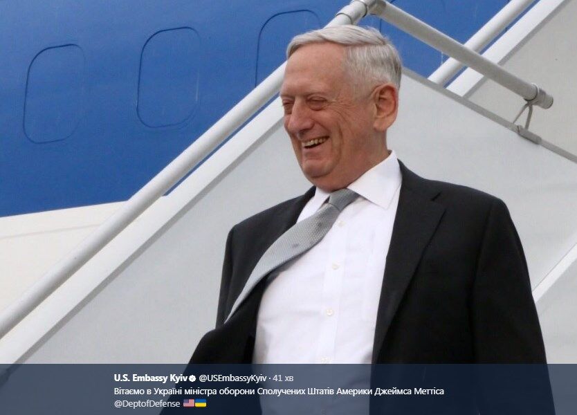"Еще и улыбается": опубликованы первые фото главы Пентагона в Киеве