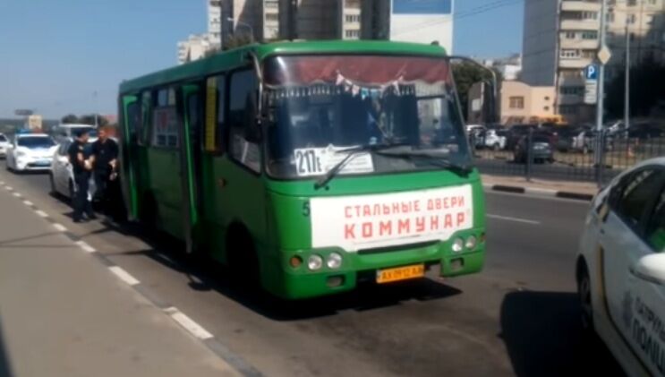 Сел и поехал: в Харькове пьяный мужчина угнал маршрутку и катал пассажиров