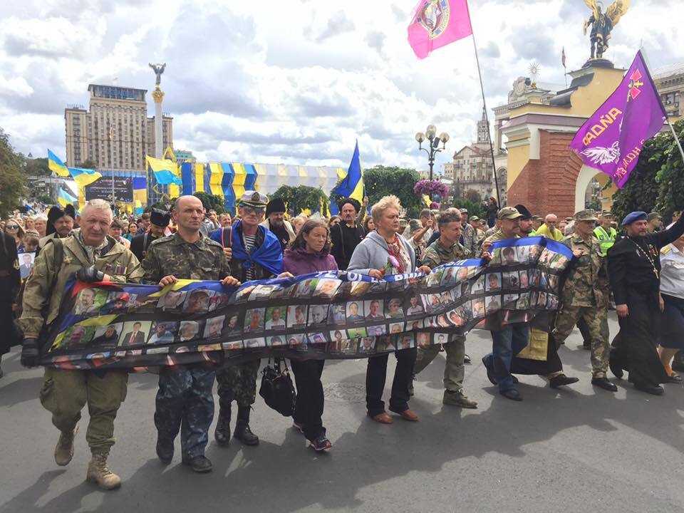Ми на колінах перед вами: масштабна хода нескорених у Києві довела мережу до сліз