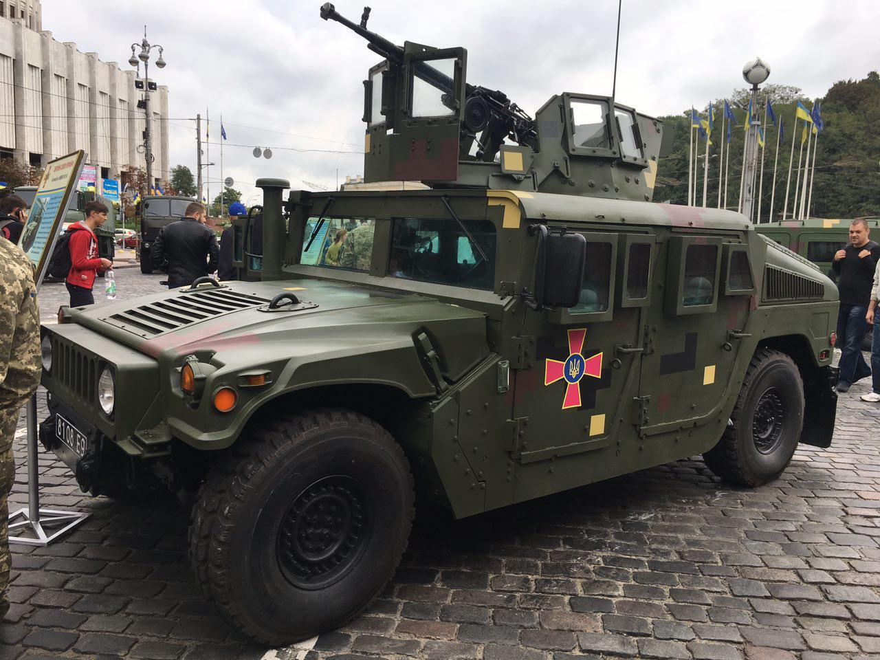 Автомобиль HMMWV M1114