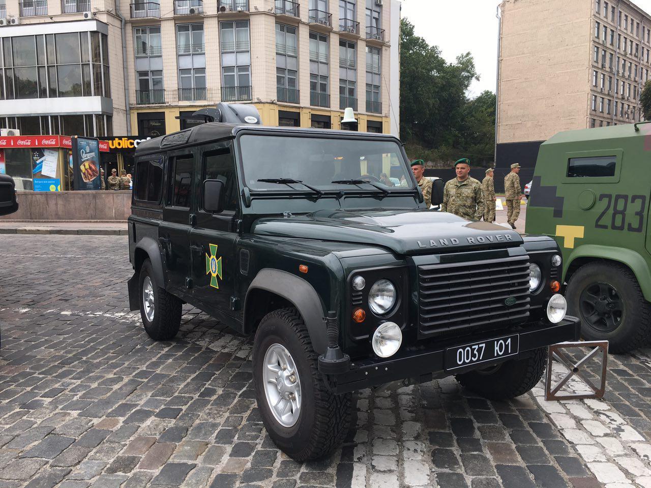 Боевой бронированный автомобиль Land Rover Defender Командирский