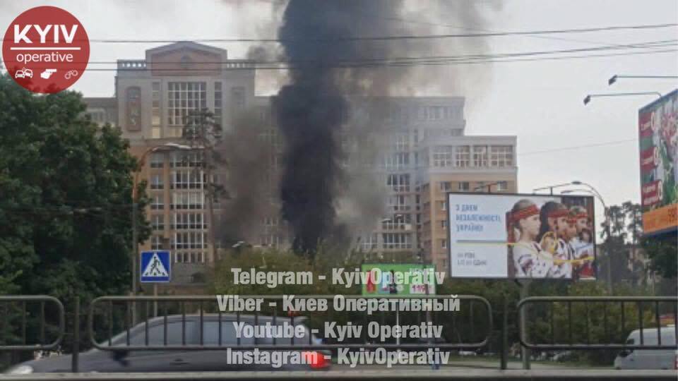 В Киеве произошел пожар: появились фото и видео с места происшествия