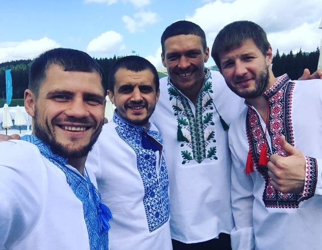 Известные украинские боксеры в вышиванках поздравили с Днем Независимости: яркое фото