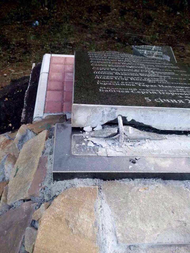 Як душу розтоптали: під Бахмутом розбили пам'ятник бійцям батальйону Кульчицького
