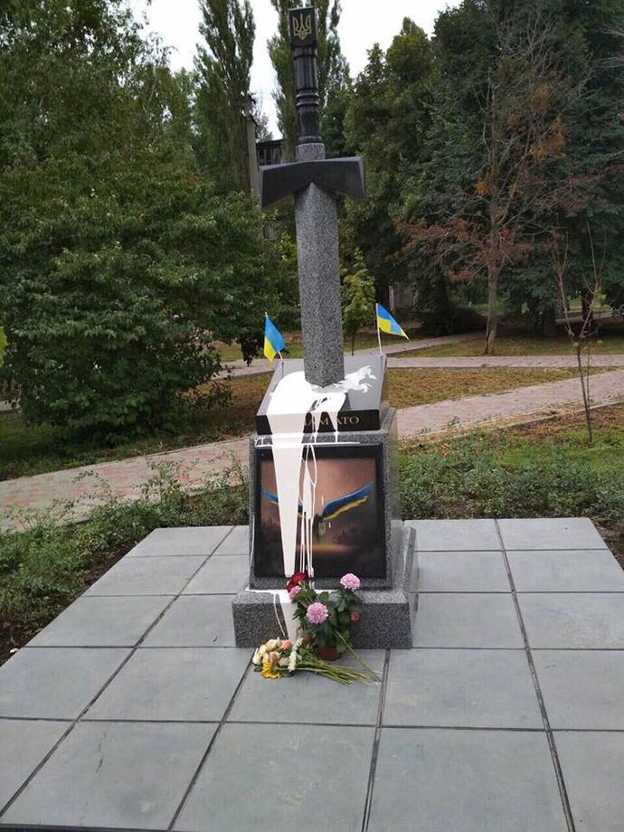 В Киеве облили краской памятник павшим воинам АТО: появилось видео