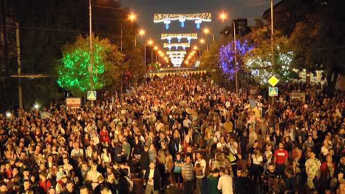 В Мариуполе День Независимости отпраздновали более 25 тысяч человек: яркие фото и видео 