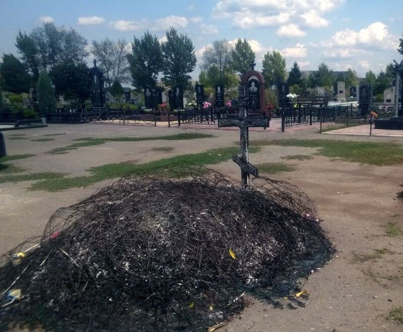 Ничего святого: на Донбассе сожгли могилу бойца АТО