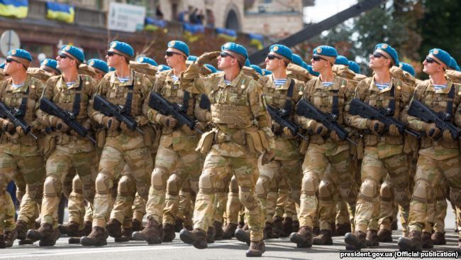 Українські вояки під час військового параду в День Незалежності України. Київ, 24 серпня 2017 року