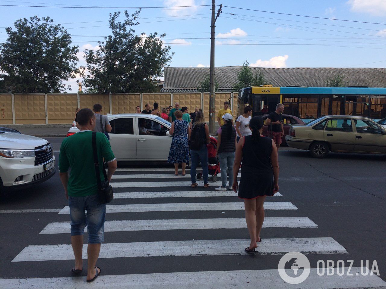"Раптом війна - звикайте!" У Києві мешканці знеструмлених будинків перекрили дорогу