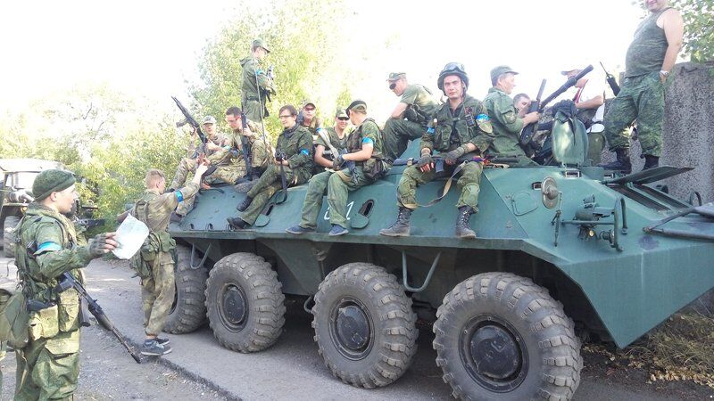 "Що це за пов'язки?" У мережі показали загадкові війська на Донбасі