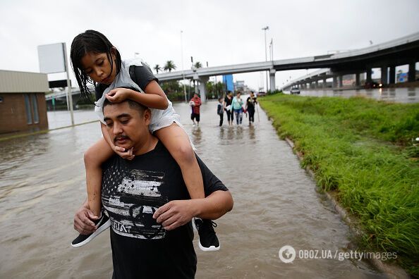 США накрыло смертельное наводнение: шокирующие кадры стихии