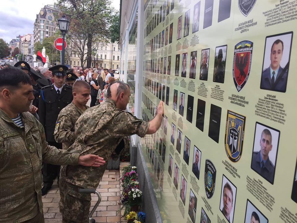Більше, ніж фото: легендарний генерал вшанував пам'ять загиблих під Іловайськом солдатів