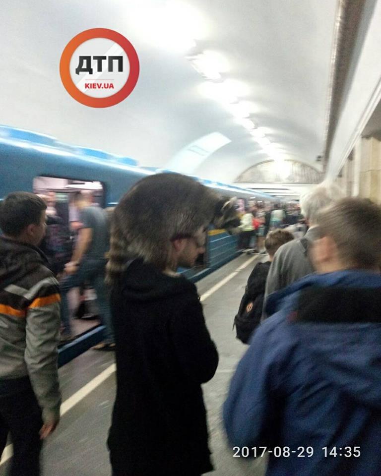"Согреет ваш череп": в сети показали забавное фото из метро Киева