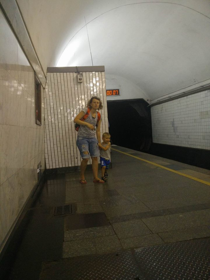 "Чергова "Я ж мати": у соцмережі розгорівся "туалетний" спір через фото в метро Києва