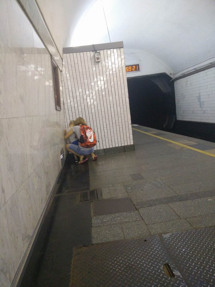 "Чергова "Я ж мати": у соцмережі розгорівся "туалетний" спір через фото в метро Києва