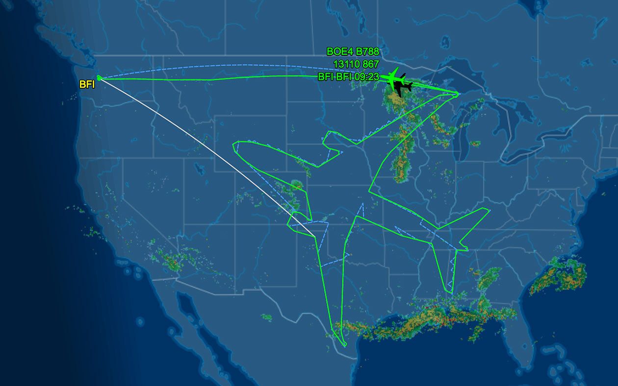 Пилоты развлекаются: в США авиалайнер рисует в небе огромный самолет