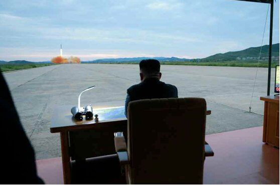 З'явилися фото Кім Чен Ина на тлі запущеної балістичної ракети