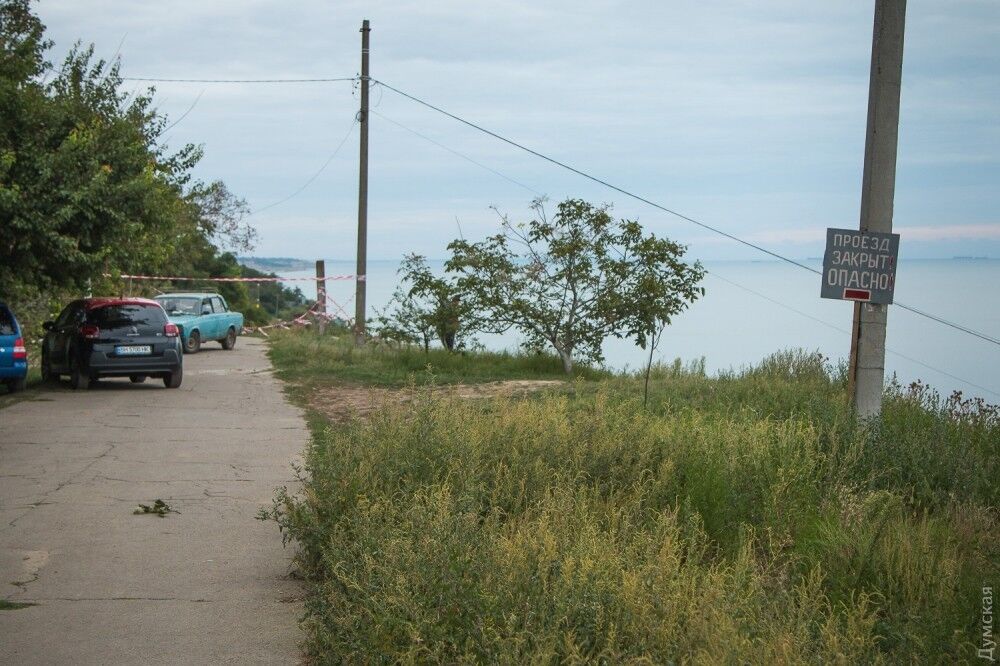 Смело столбы и дорогу: под Одессой сошел мощный оползень