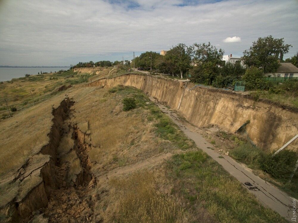 Смело столбы и дорогу: под Одессой сошел мощный оползень