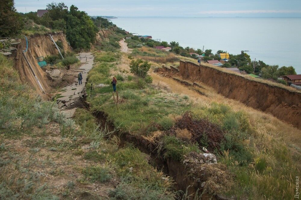 Смело столбы и дорогу: под Одессой сошел мощный оползень