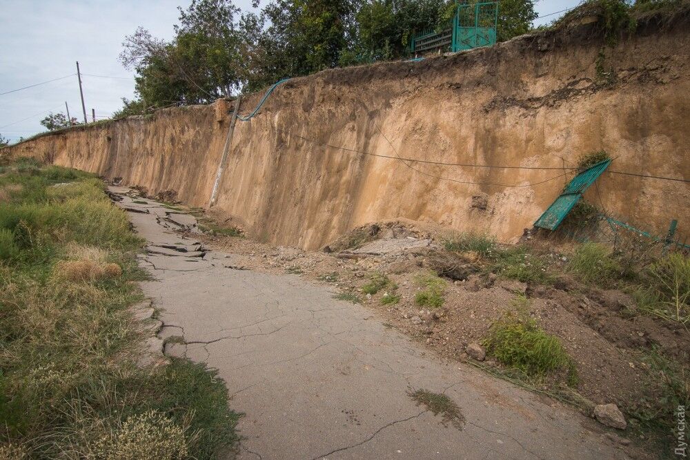 Смело столбы и дорогу: под Одессой сошел мощный оползень