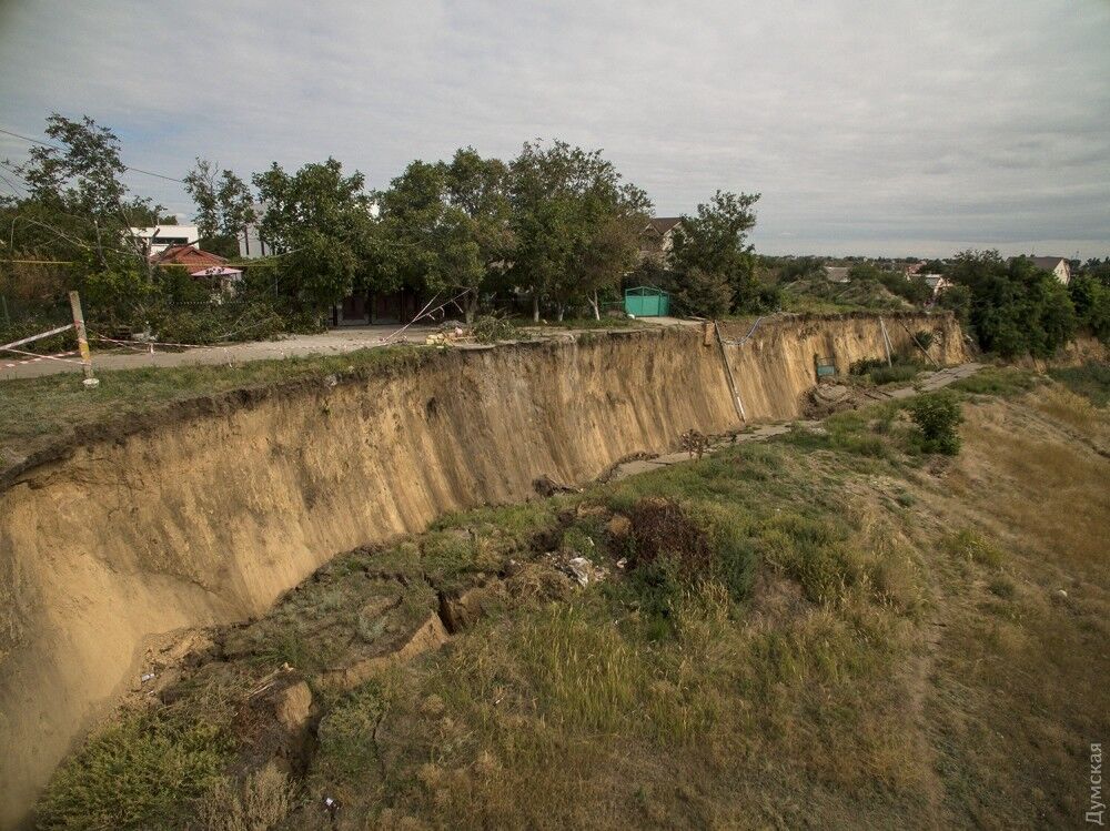 Смело столбы и дорогу: под Одессой сошел мощный оползень