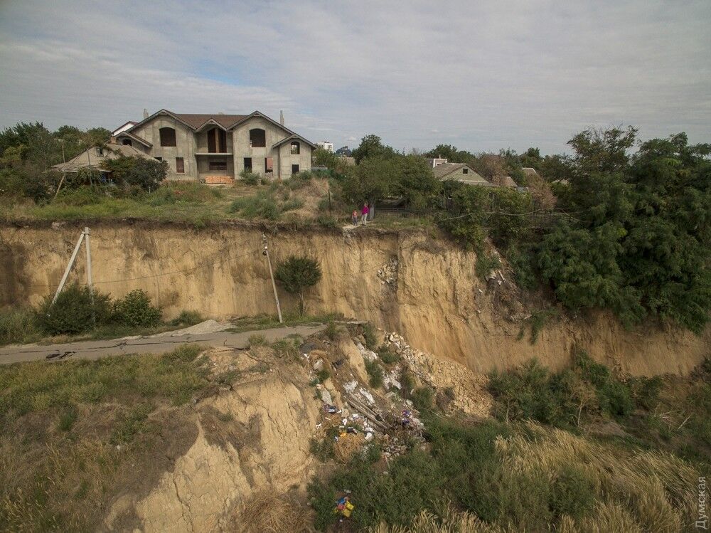 Смело столбы и дорогу: под Одессой сошел мощный оползень