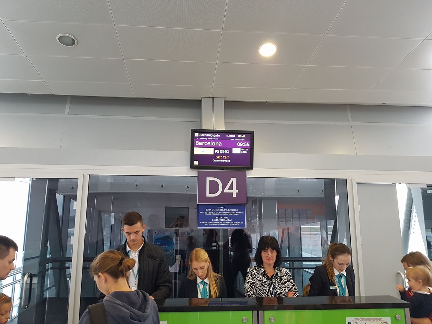 Симоненко засекли в аэропорту на пути в Испанию