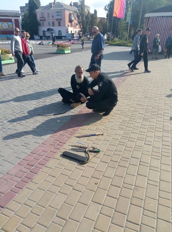 На Кіровоградщині чоловік намагався принести себе в жертву богу на міській площі
