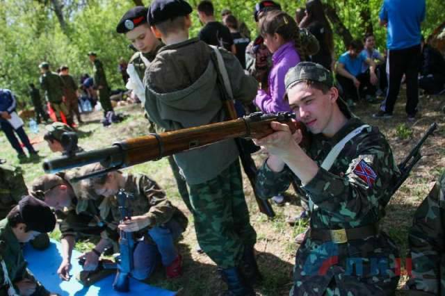 В сети показали, как Россия готовит в Украине детей для войны с "хунтой"