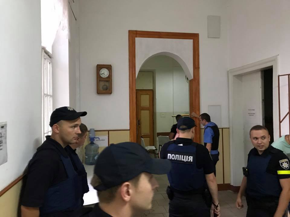 Во львовской психбольнице вооруженный пациент напал на людей: полиция пошла на штурм