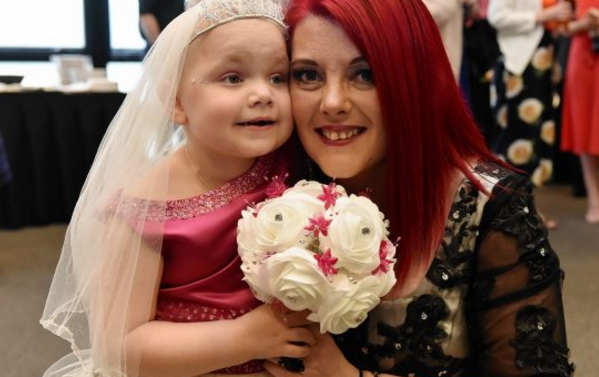 Последнее желание: 5-летняя больная девочка вышла замуж за своего лучшего друга