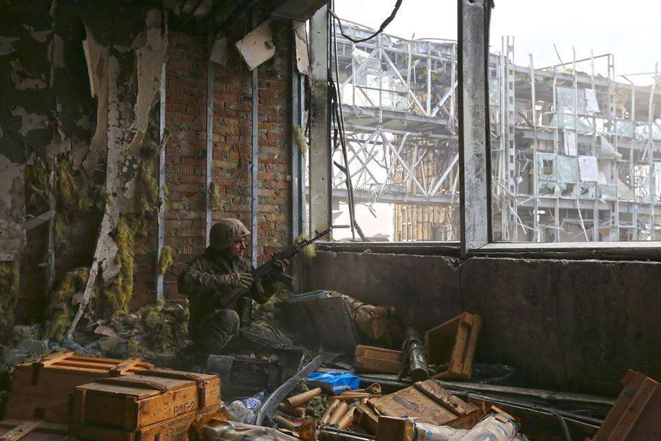 Секунда з життя героя: з'явилися унікальні фото бою в Донецькому аеропорту
