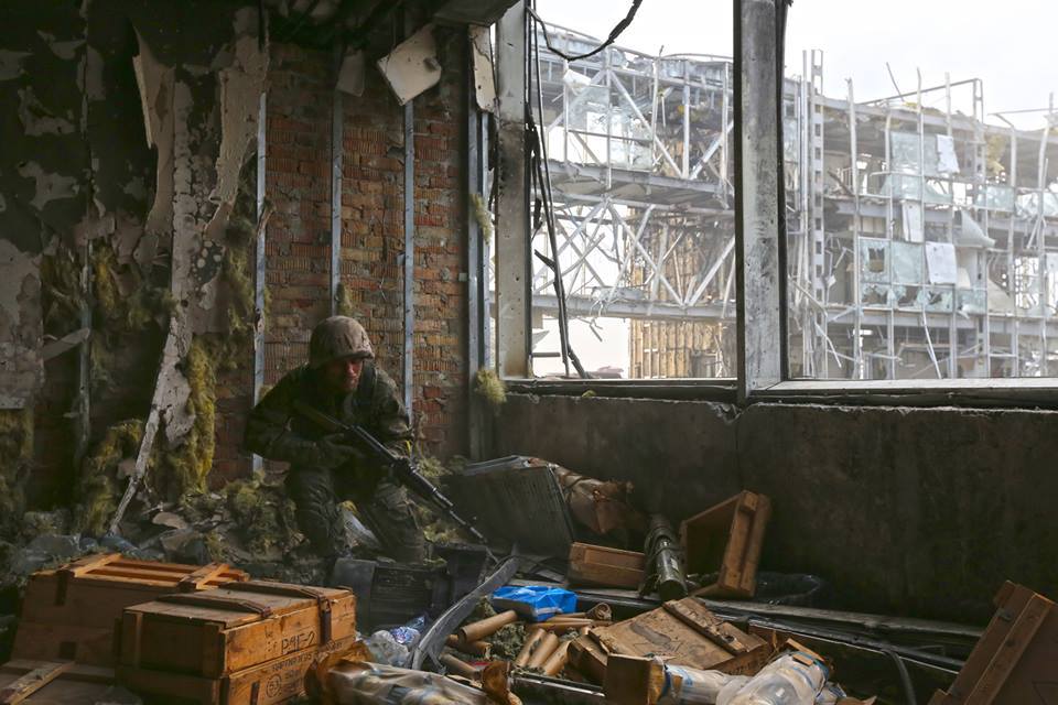 Секунда з життя героя: з'явилися унікальні фото бою в Донецькому аеропорту