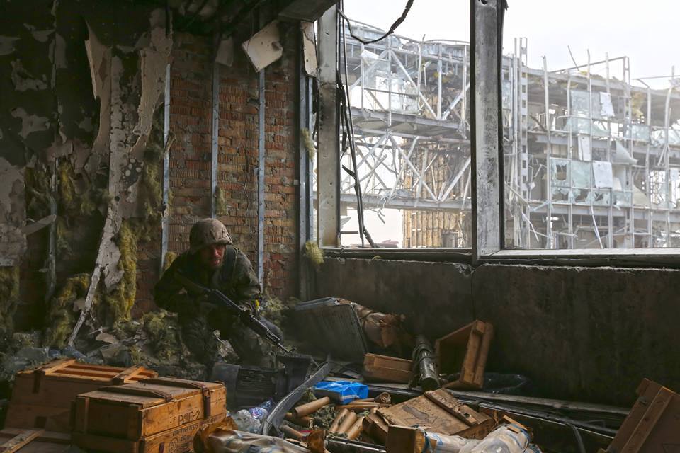 Секунда из жизни героя: появились уникальные фото боя в Донецком аэропорту
