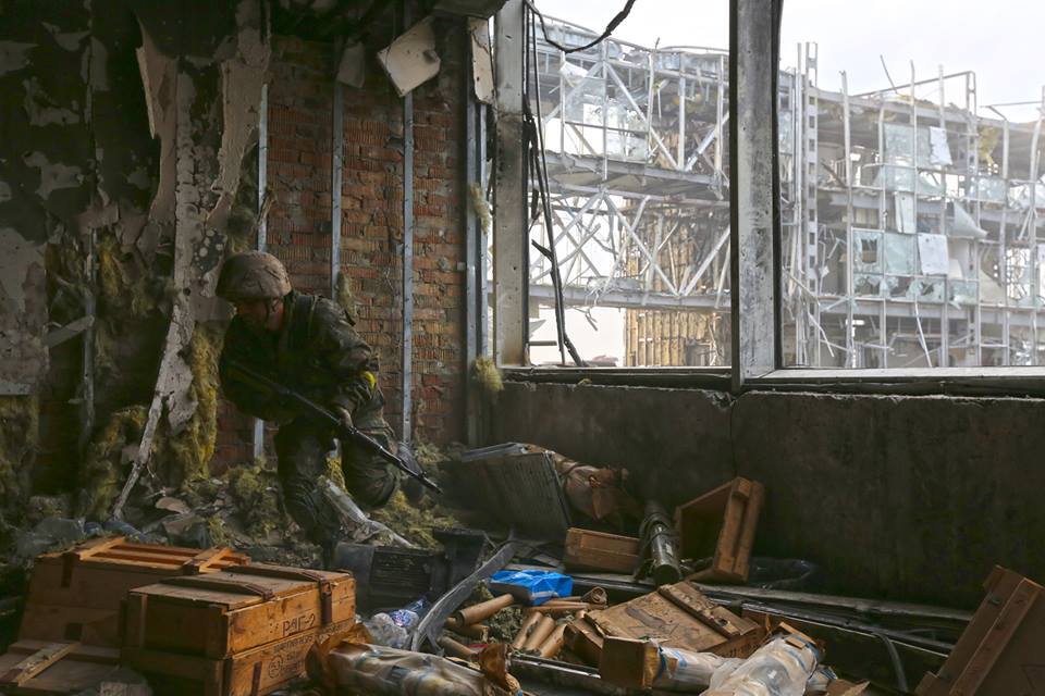 Секунда из жизни героя: появились уникальные фото боя в Донецком аэропорту