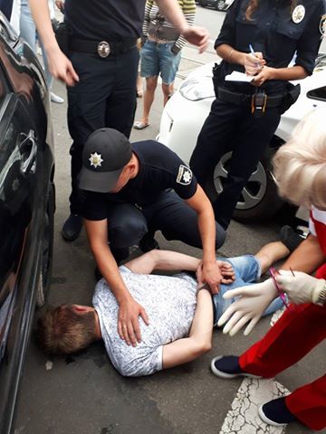  "Чому я весь в крові?" У Києві поліція зловила наркомана за кермом 