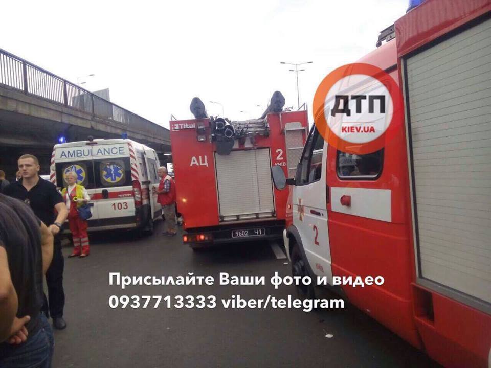 В Киеве перевернулся новый БМВ, есть пострадавшие