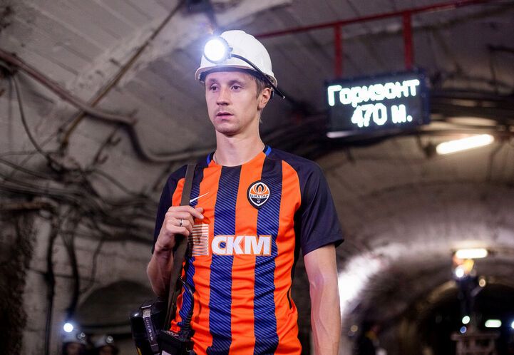 Футболист сборной Украины попробовал добыть уголь, спустившись в шахту: опубликованы фото