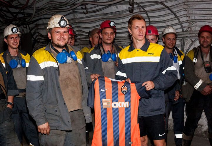 Футболист сборной Украины попробовал добыть уголь, спустившись в шахту: опубликованы фото