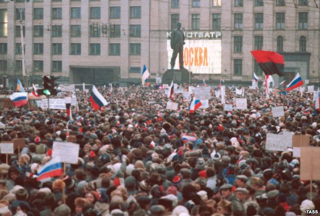 Мітинг у Москві, на якому майорять і українські прапори (червоно-чорний та синьо-жовтий), 28 березня 1991 року