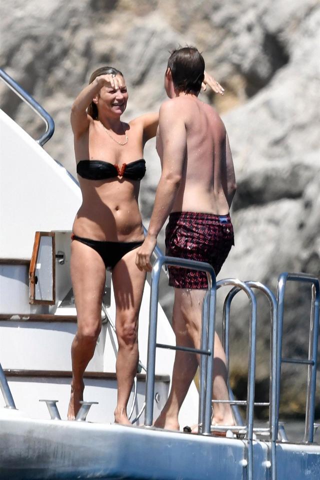 Супермодель Кейт Мосс застукали за купанням топлес з молодим залицяльником