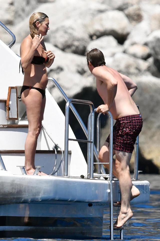  Супермодель Кейт Мосс застукали за купанням топлес з молодим залицяльником