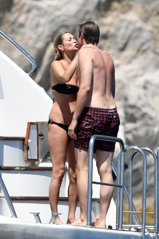 Супермодель Кейт Мосс застукали за купанням топлес з молодим залицяльником