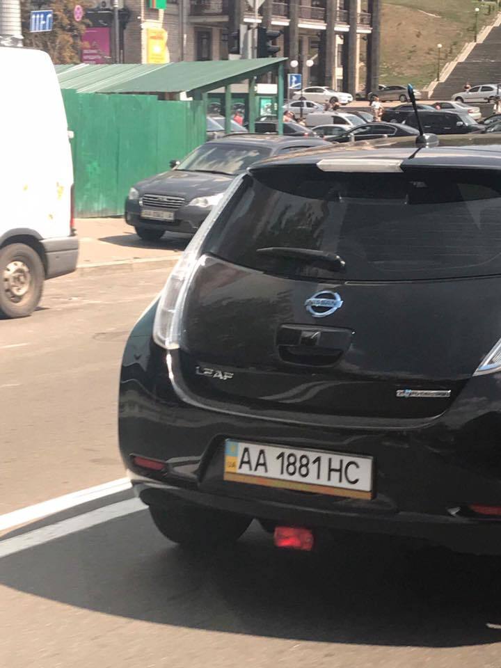 "Головне, що в вишиванці": сестра Савченко засвітилася за кермом новенького авто