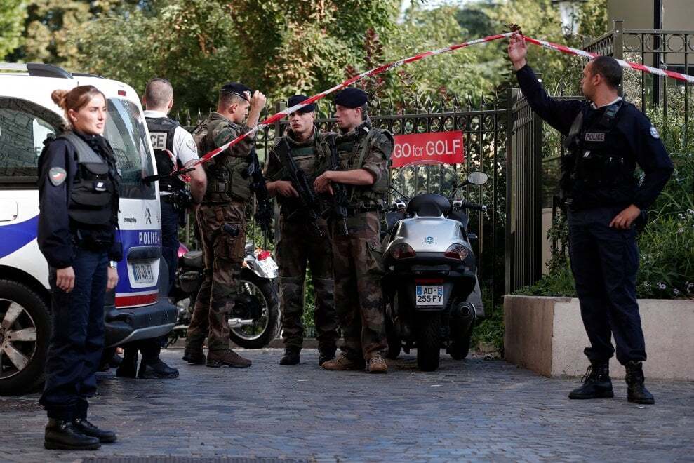 Под Парижем автомобиль наехал на группу военных: появились фото с места ЧП